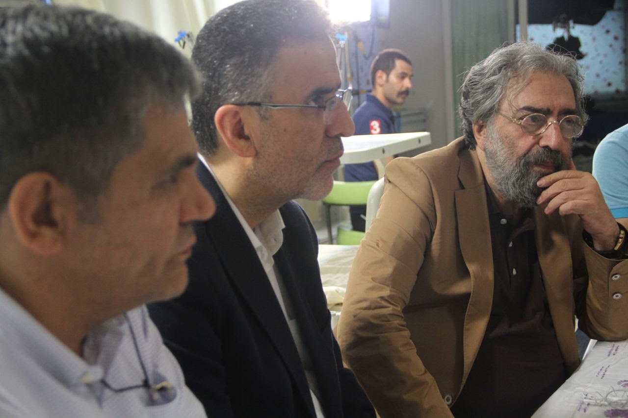 مسعود کیمیایی در پشت صحنه «قاتل اهلی» به همراه رئیس سازمان سینمایی / عکس