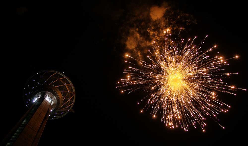 تصاویر | نورافشانی برج میلاد در شب عید غدیرخم