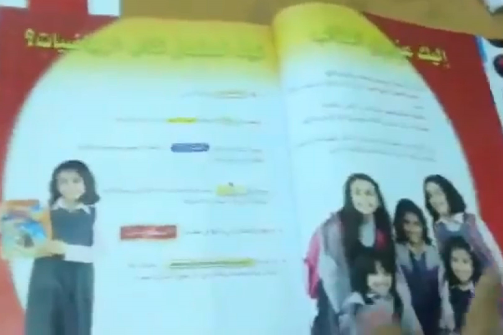 فیلم | واکنش عجیب معلم سعودی به عکس دختران در کتاب | صفحات کتاب را پاره کرد