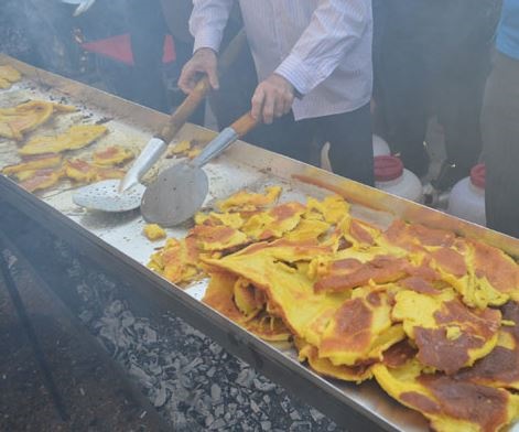 پخت بزرگترین خاگینه در جشنواره انگور ارومیه