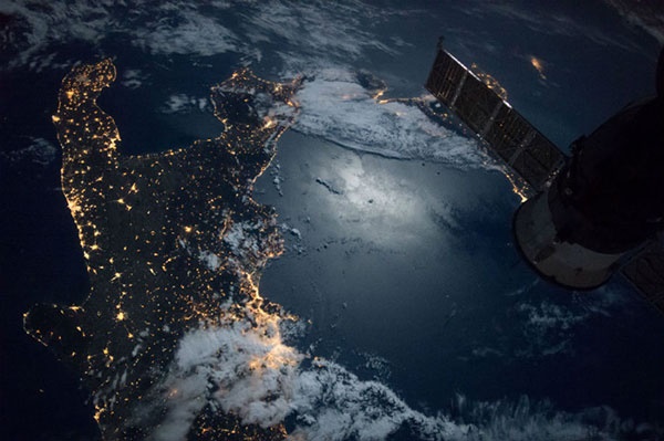 عکس خارق‌العاده فضایی از جنوب ایتالیا در شب
