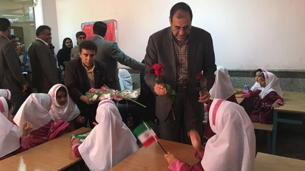 ۳۷ هزار دانش آموز کلاس اولی هرمزگانی سال تحصیلی جدید را با جشن شکوفه ها آغاز کردند