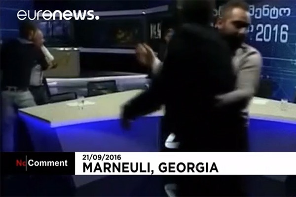 فیلم | زد و خورد عجیب نامزدهای انتخابات گرجستان روی آنتن تلویزیون