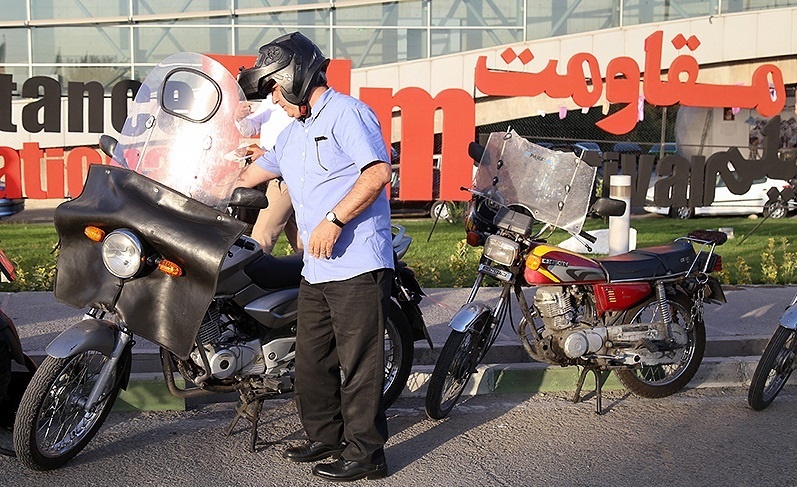 عکس | حضور حاتمی‌کیا در جشنواره فیلم مقاومت با موتورسیکلت
