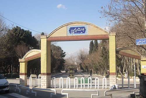 مشکلات محلات اقلیت‌نشین تهران: از بساط گستری دستفروشان تا رها شدن زمین وقفی برای اتراق معتادان