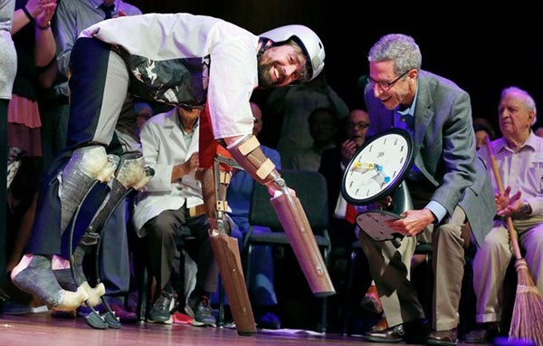 معرفی برندگان نوبل مضحک ۲۰۱۶ /جایزه برتر برای مردی که مثل بز زندگی کرد!