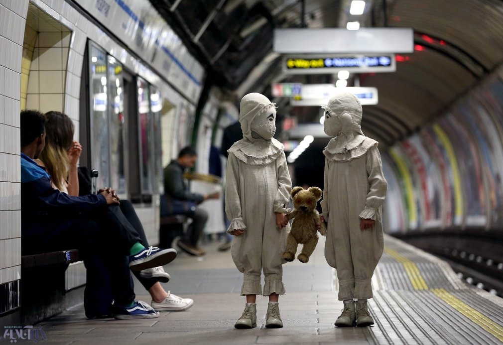 عکس | شخصیت‌های عجیب جدیدترین فیلم تیم برتون در متروی لندن