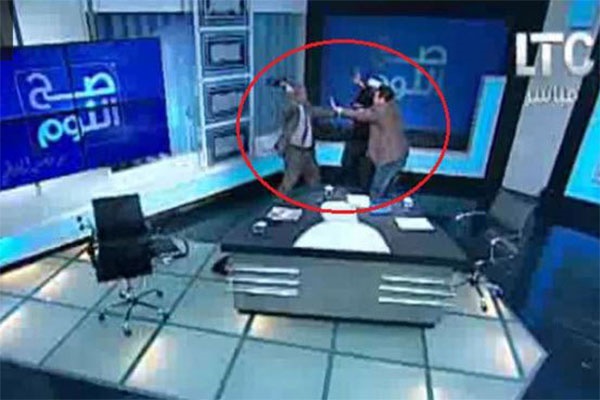 فیلم | کتک زدن یک روحانی با کفش در برنامه زنده تلویزیونی!