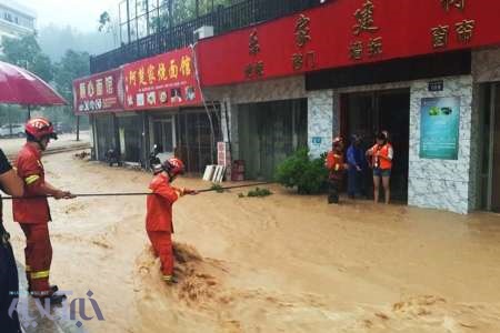 فیلم | لحظه فرو ریختن ساختمان ۴ طبقه‌ای در اثر طوفان مگی در چین