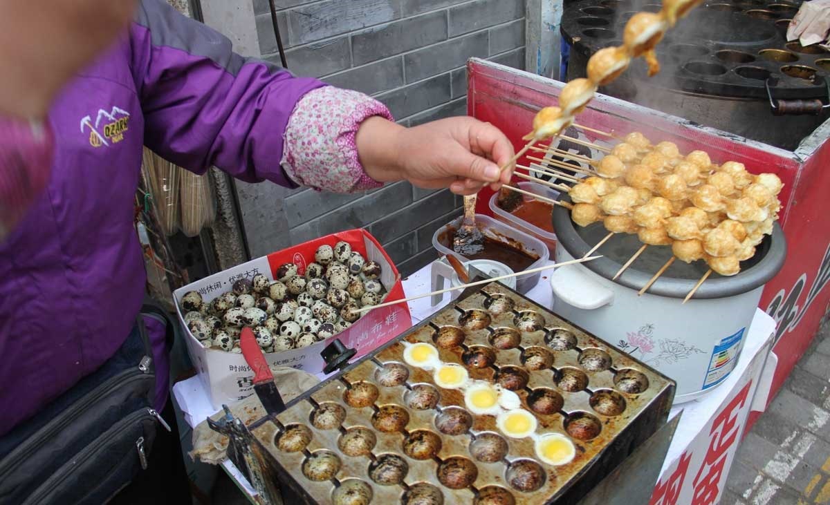 تصاویر | اغذیه‌فروشان پکن با منوی مار و عقرب