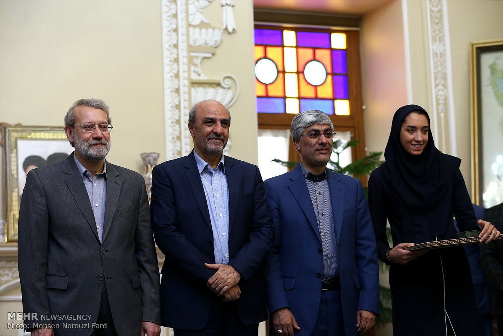 عکس یادگاری علی لاریجانی و کیمیا علیزاده عکس یادگاری علی لاریجانی و کیمیا علیزاده