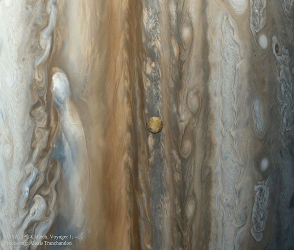 تصویر خارق‌العاده قمر آیو بر فراز مشتری/عکس روز ناسا
