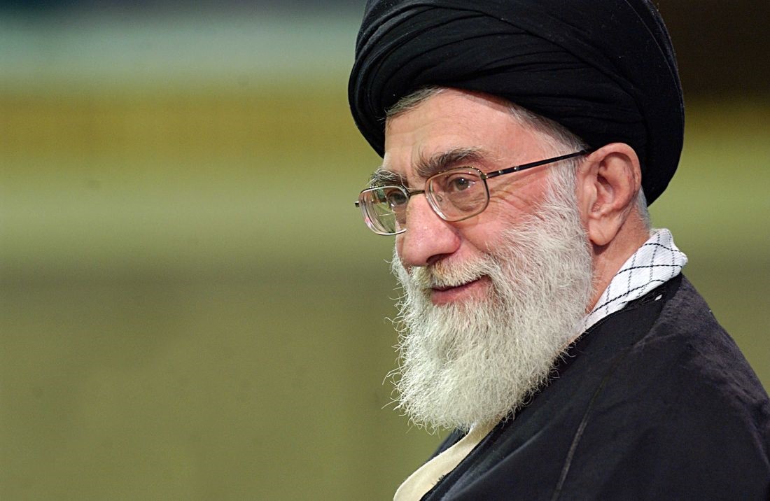 روایتی از حضور آیت‌الله خامنه‌ای در کمک‌رسانی به مردم در «زلزله فردوس» /دست‌خط رهبری در ابتدای قرآن
