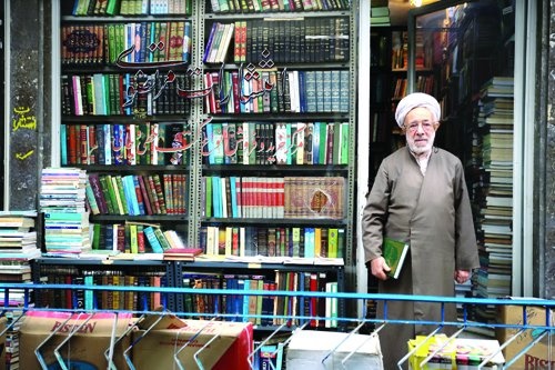 حرف‌های پدر ۹۳ ساله وزیر نیرو: در نماز به او اقتدا می‌کنم/ من و مادرش را با ویلچر به حج برد/ عکس