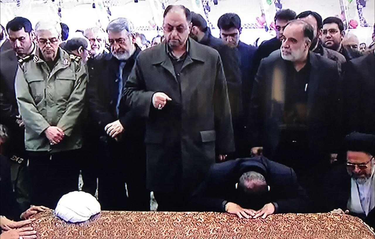 ورود پیکر آیت‌الله هاشمی‌رفسنجانی به مصلی دانشگاه تهران/ گریه فرزندان و برادرانش