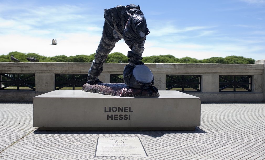 عکس | تخریب مجسمه لیونل مسی در آرژانتین 