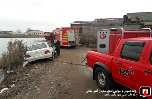 امداد رسانی آتش نشانان در پی انحراف خودروی سواری در رشت