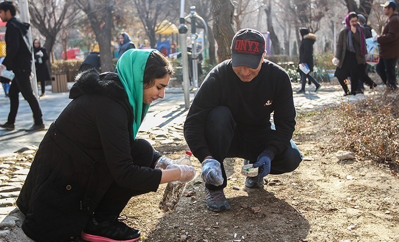 تصاویر | جمع‌آوری و پاک‌سازی فیلترهای سیگار در پارک لاله