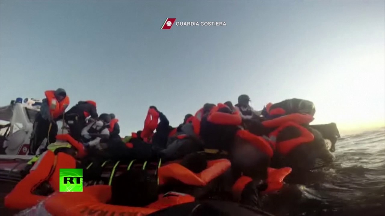 فیلم | لحظه هجوم پناهجویان وحشت‌زده به قایق‌های امداد