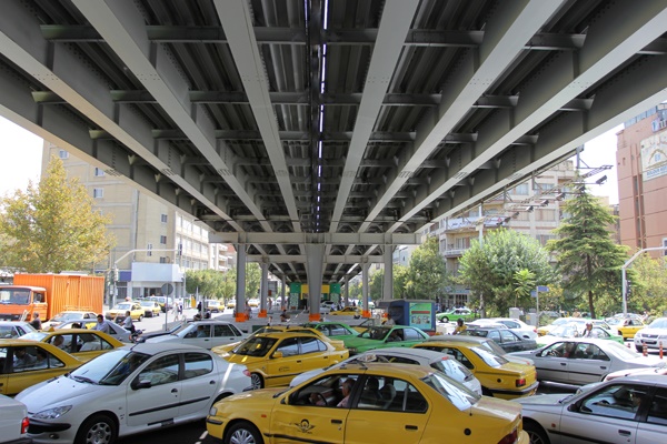 پل چوبی تهران، اسیر ترافیک و فروشندگان مواد مخدر/ خیابان انقلاب تعریض می‌شود