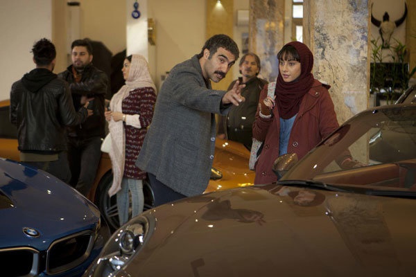 عکس یادگاری با ماشین هشت میلیاردی/ «فراری» به جشنواره فیلم فجر می‌رسد؟