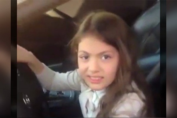 فیلم | حرکات نمایشی دختر ۹ ساله با خودروی سواری