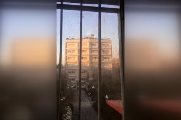 فیلم | نمایی متفاوت از لحظه شلیک پدافند هوایی از اطراف دانشگاه تهران