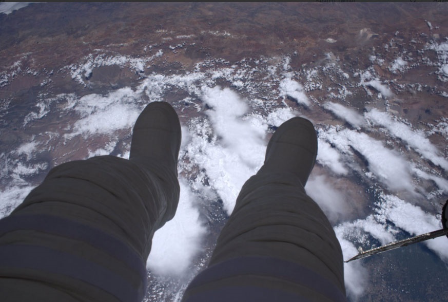 راهپیمایی فضایی این‌شکلی است: ۴۰۰ کیلومتر فضای خالی زیر پاهایتان!