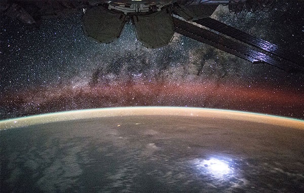منظره خارق‌العاده زمین و کهکشان راه شیری از ایستگاه فضایی/عکس روز ناسا 