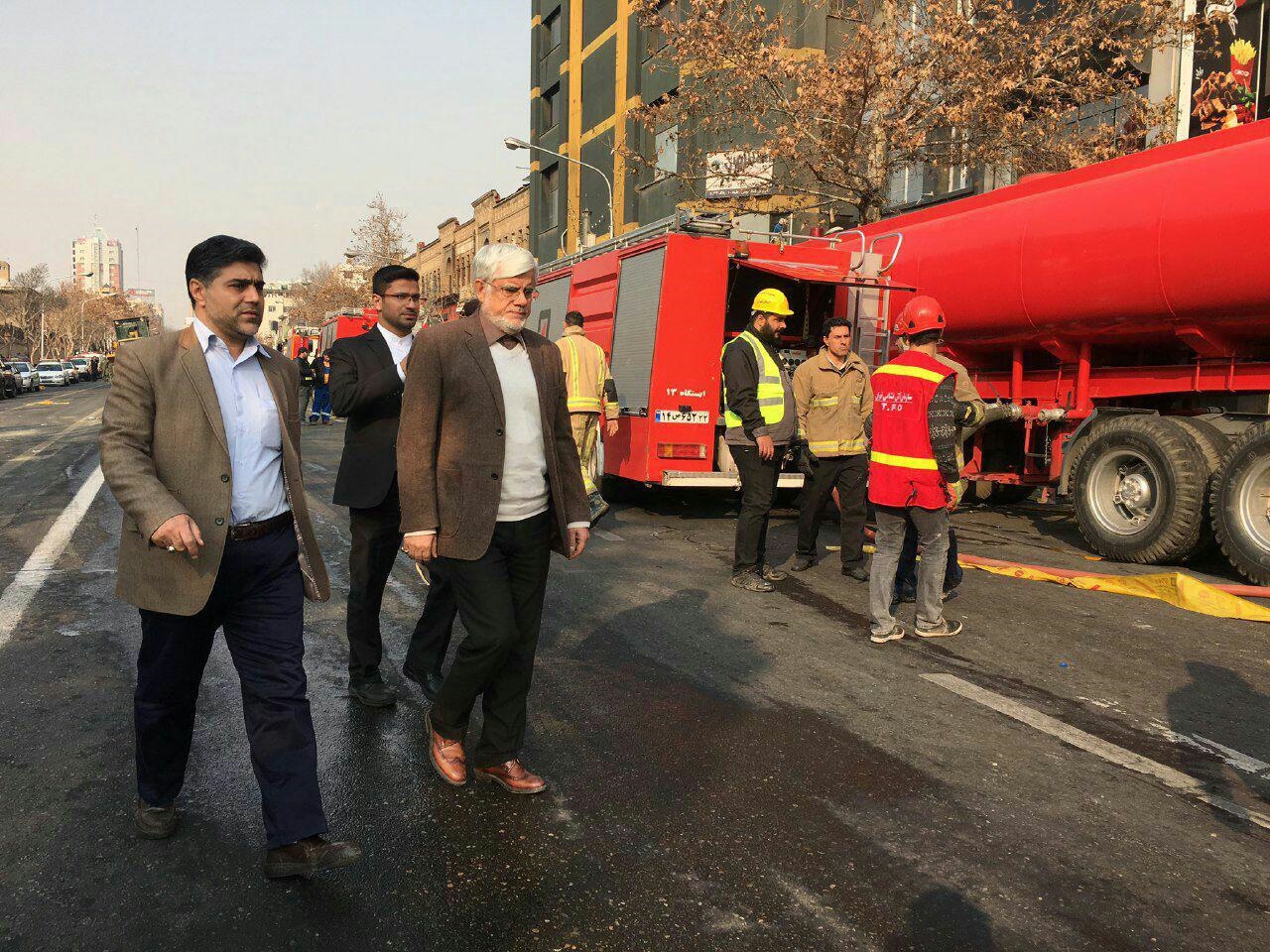 عکس| محمدرضا عارف در محل آتش سوزی ساختمان پلاسکو