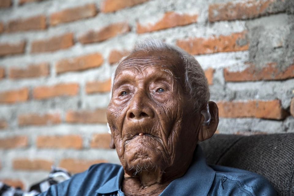 تصاویر | جشن تولد پیرترین انسان جهان | مردی که شمع ۱۴۶ را فوت کرد
