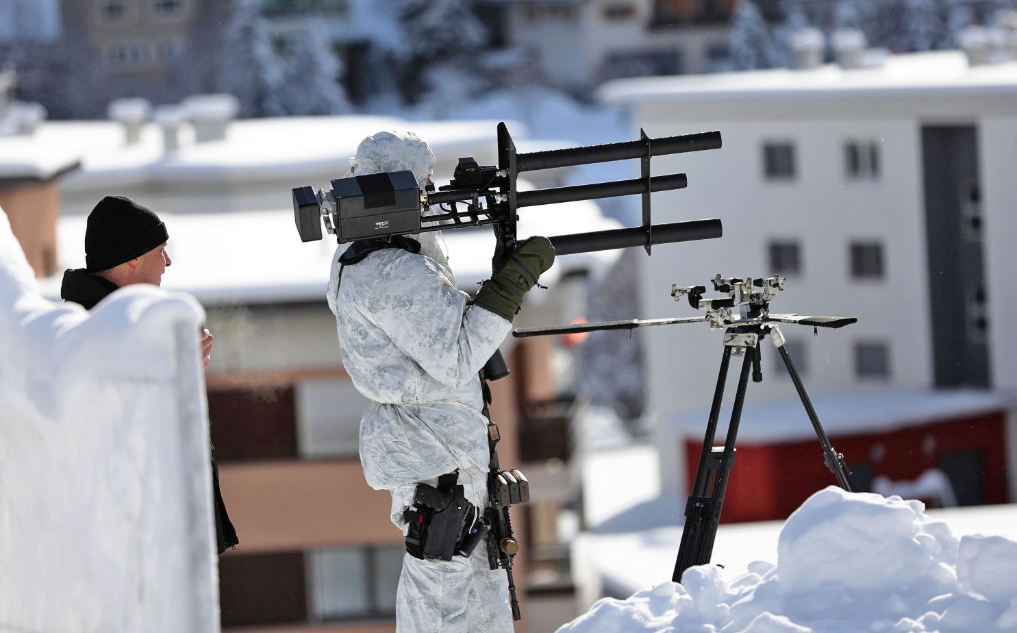 سلاح سوئیسی‌ها در اجلاس داووس برای شکار پهپاد / عکس