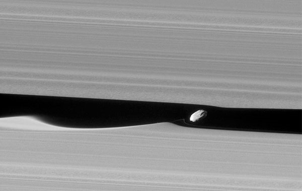 تصویر خارق‌العاده کاسینی از قمر زحل/عکس روز ناسا