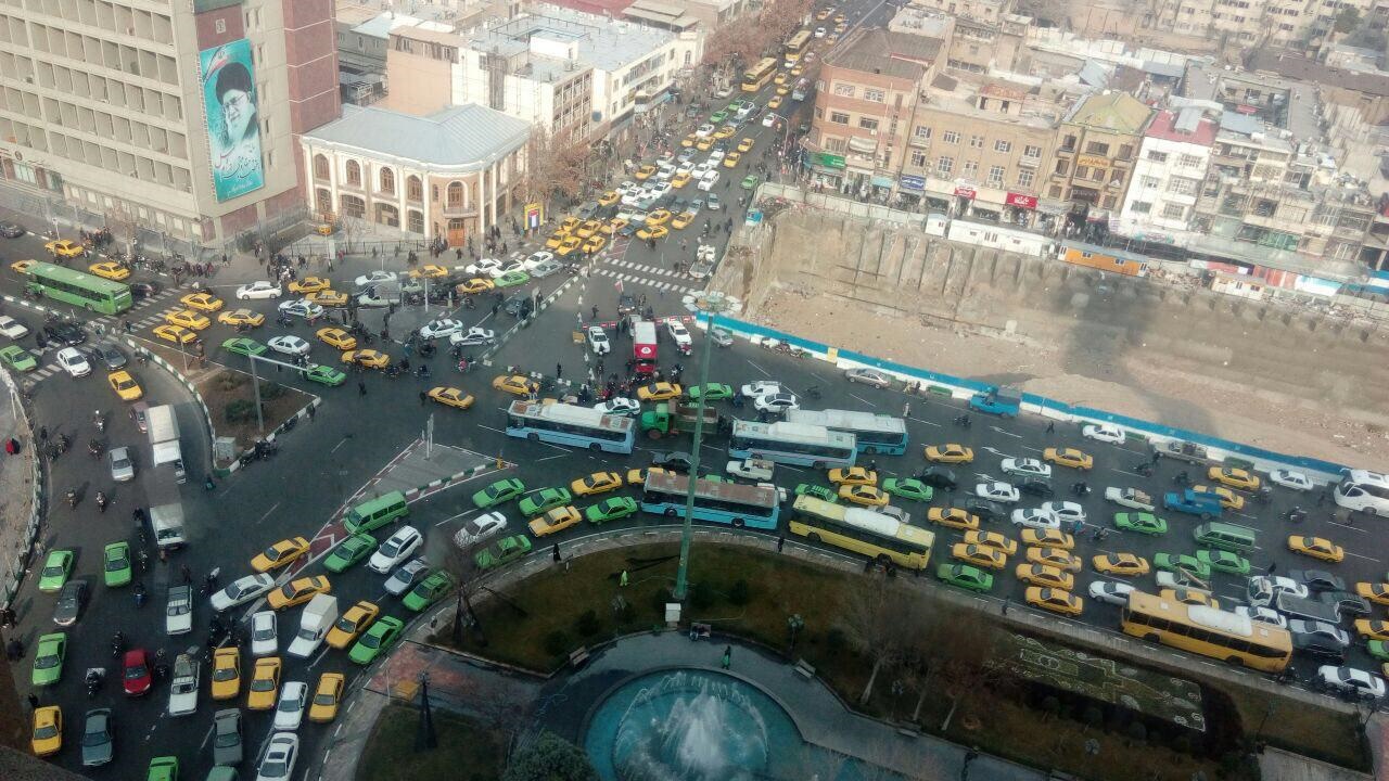 عکس | ترافیک شدید میدان امام خمینی (ره) به دلیل محدودیت‌های ترافیکی حادثه پلاسکو 