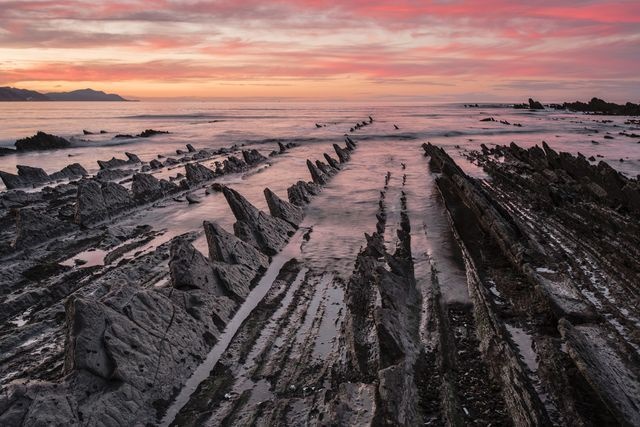 صخره‌های خیره‌کننده ساحلی در عکس روز نشنال جئوگرافیک 