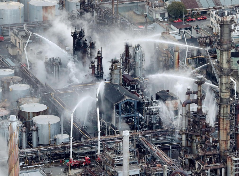 عکس | ماشین‌های آتش‌نشانی ژاپنی را در حادثه آتش‌سوزی پالایشگاه نفت ببینید