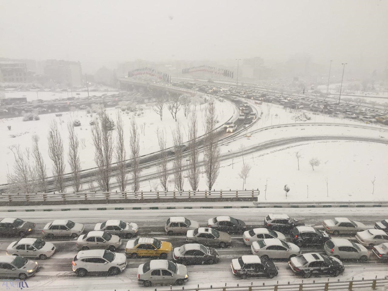 عکس | بارش برف در تهران و ترافیک سنگین در بزرگراه‌ها