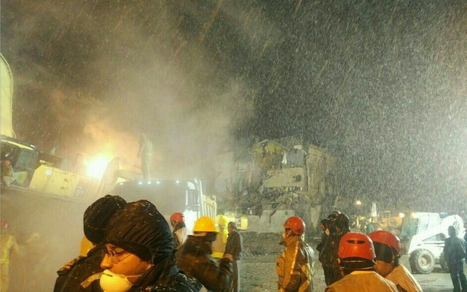 فیلم | بارش برف روی آوارهای پلاسکو | تلاش‌ آتش‌نشانان ادامه دارد