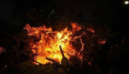 عکس | آتش گداخته‌های آهن هم‌چنان در پلاسکو زبانه می‌کشند