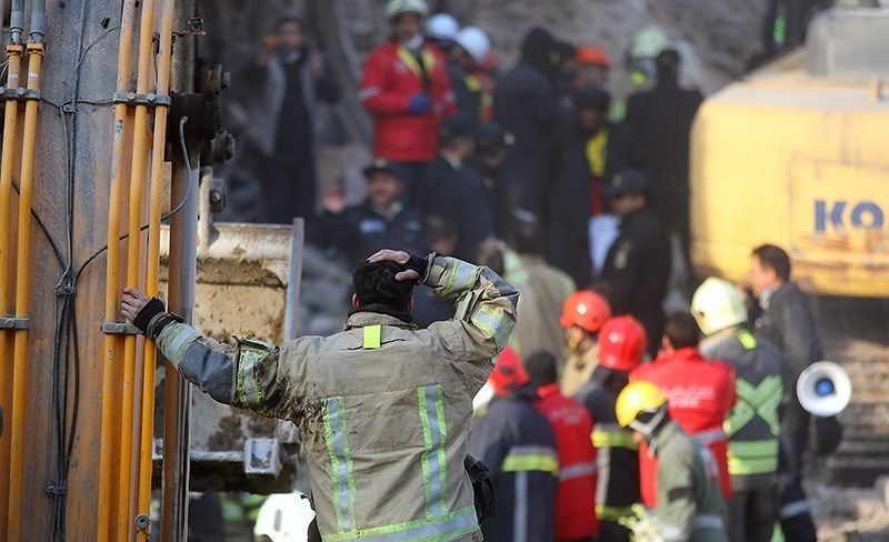 خروج پیکر سیزدهمین شهید آتش‌نشان از زیر آوار پلاسکو