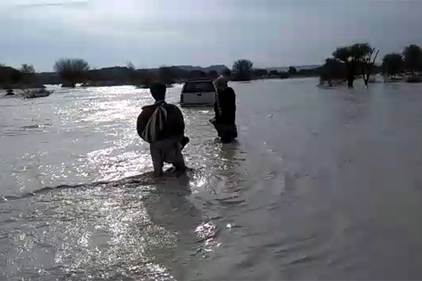 فیلم | طغیان رودخانه دج و عبور مردم و وسایل نقلیه در سیل