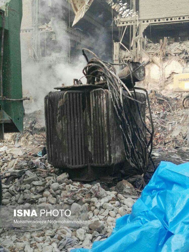 عکس | کشف ترانس برق ساختمان پلاسکو از زیر آوار