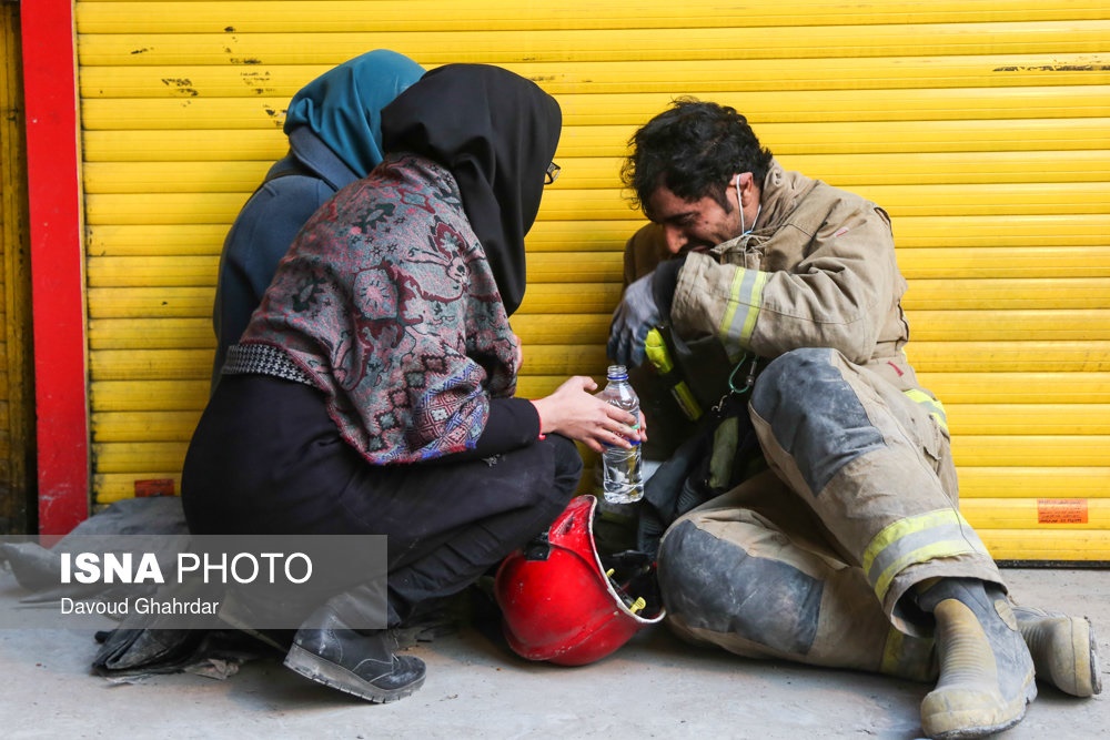تصاویر | دردناک‌ترین لحظات؛ خانواده‌های آتش‌نشانان در پلاسکو