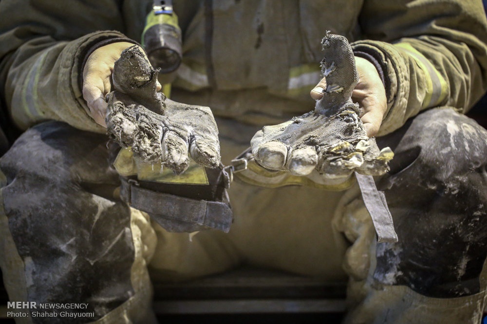 عکس | دستکش‌های یک آتش‌نشان در فاجعه پلاسکو 