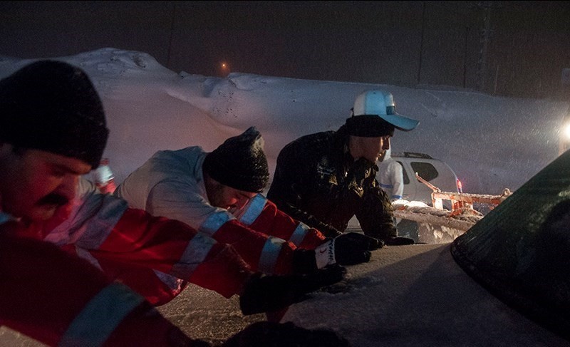 تصاویر | امدادرسانی به مسافرین گرفتار در برف و یخبندان در محدوده آبعلی
