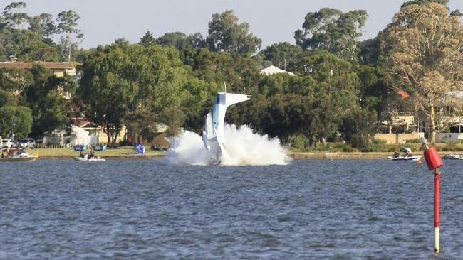 فیلم | لحظۀ سقوط یک هواپیما به رودخانه‌ای در استرالیا