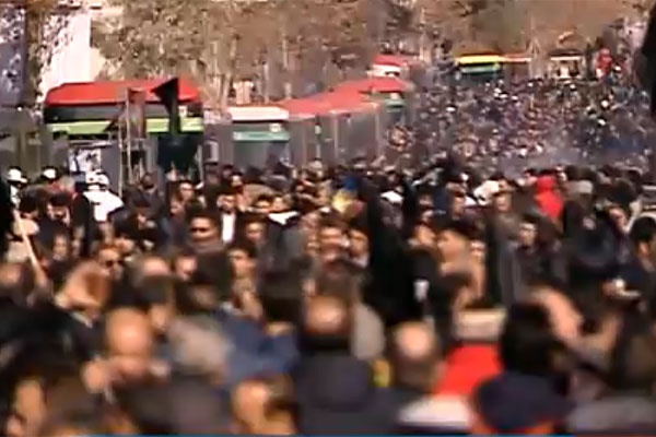 فیلم | سیل جمعیت در انتظار لحظه وداع با شهدای آتش‌نشان فاجعه پلاسکو