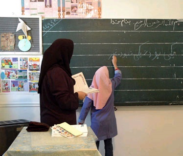 جاده دسترسی به هنرستان پلدختر هنوز آسفالت نشده 