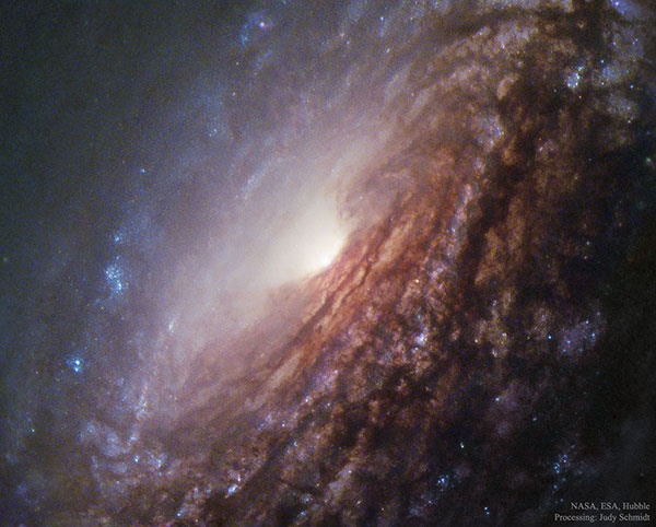 شیرجه در مرکز کهکشان مارپیچی ان.جی.سی۵۰۳۳/ عکس روز ناسا