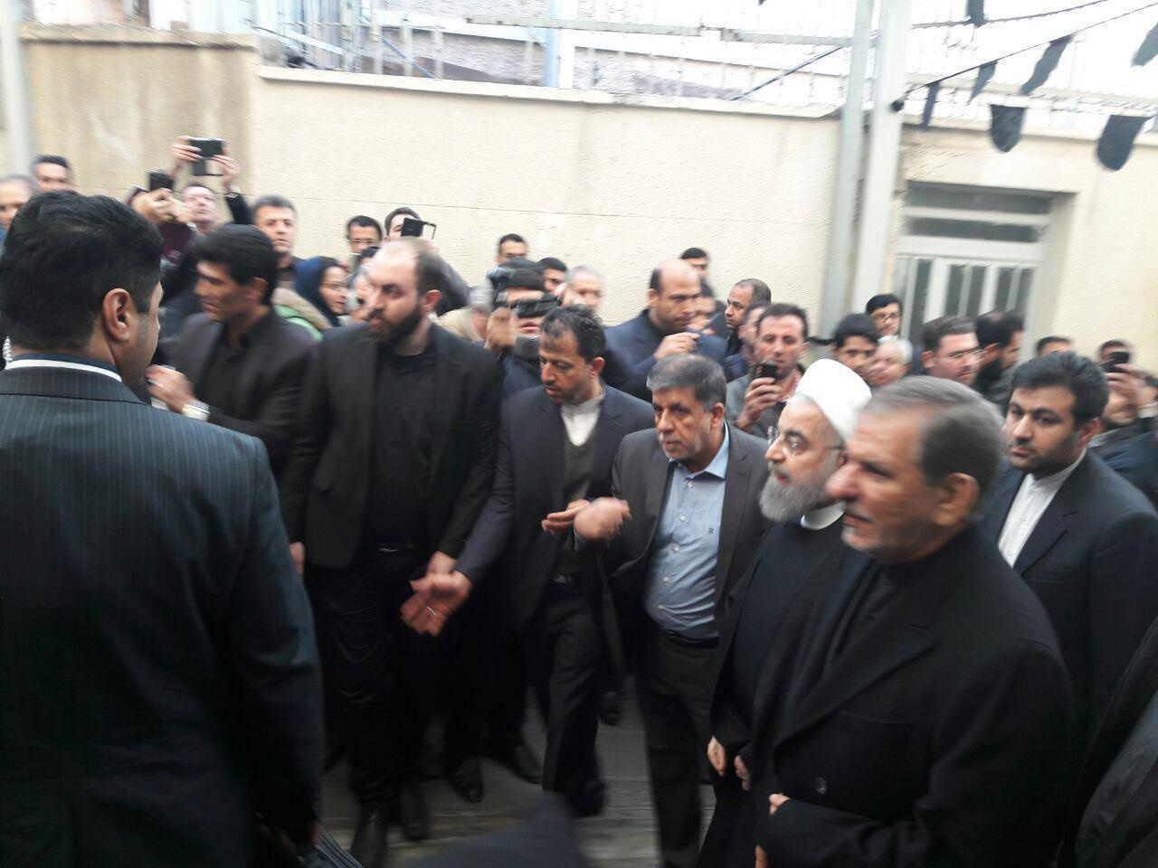 رئیس‌جمهور برای وداع با آیت‌الله هاشمی  وارد حسینیه جماران شد